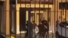 Un fotogramma tratto dal video del pestaggio fuori dalla discoteca - © www.giornaledibrescia.it