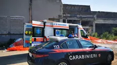 Ambulanza e pattuglia dei Carabinieri all'ex Ideal Standard - © www.giornaledibrescia.it