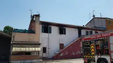 I Vigili del Fuoco all'interno della corte di Alfianello danneggiato dall'incendio - © www.giornaledibrescia.it