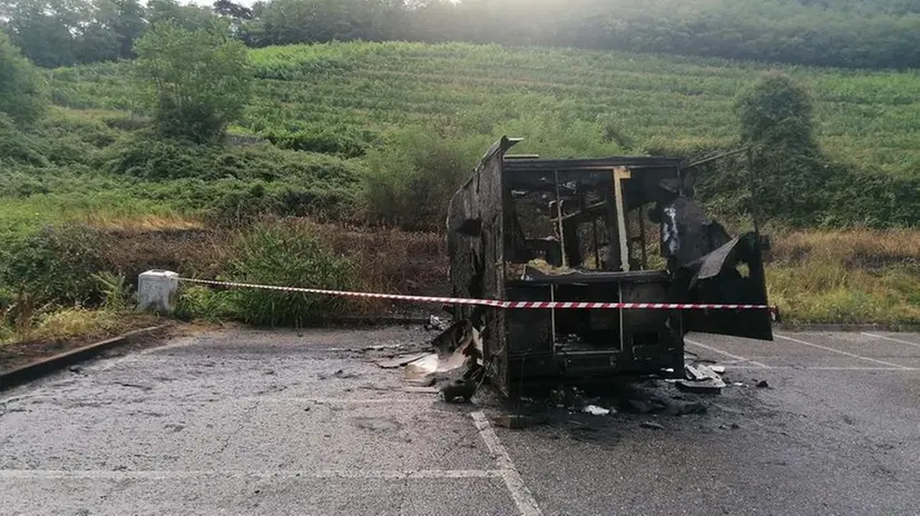 Il furgone incendiato ad Adro