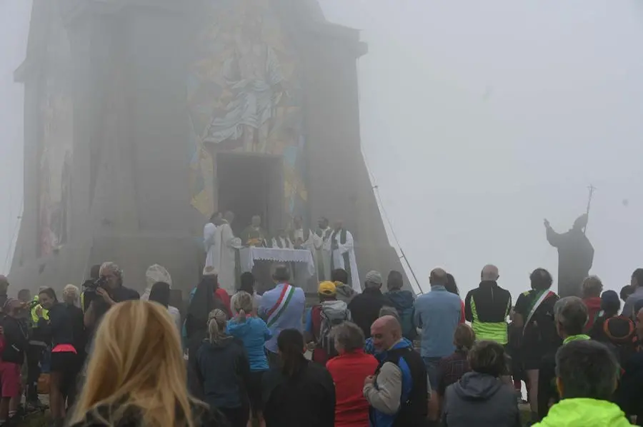 Festa del Redentore, in 500 sul Guglielmo avvolto dalla nebbia