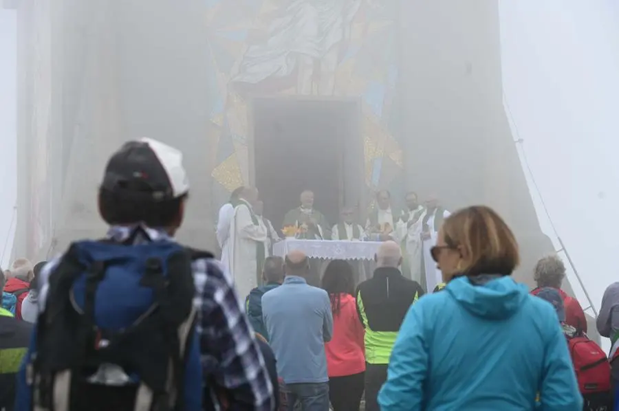 Festa del Redentore, in 500 sul Guglielmo avvolto dalla nebbia