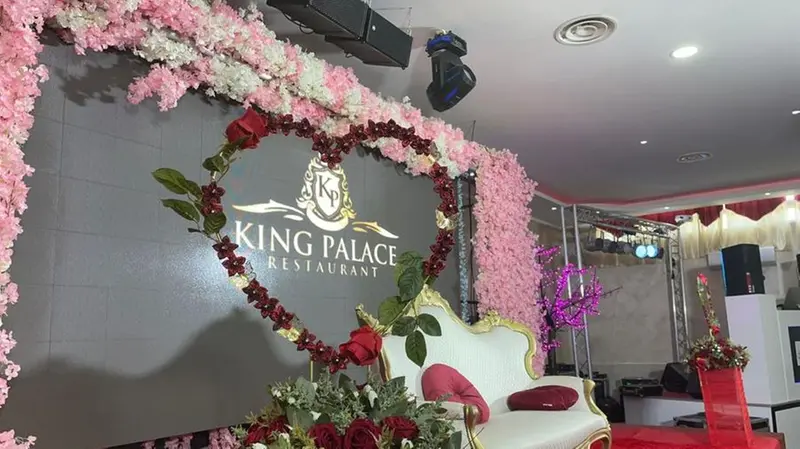 Il palco su cui siedono gli sposi durante il ricevimento - © www.giornaledibrescia.it