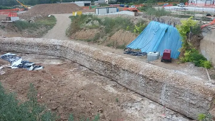 Il tratto di acquedotto romano riemerso nel cantiere al confine tra Villa Carcina e Concesio - © www.giornaledibrescia.it