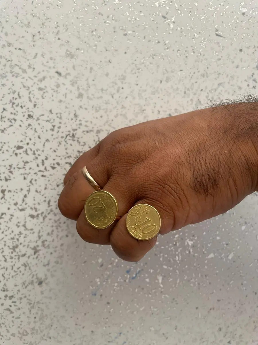 Rinku Saini e i suoi due anelli fatti con i centestimi di euro
