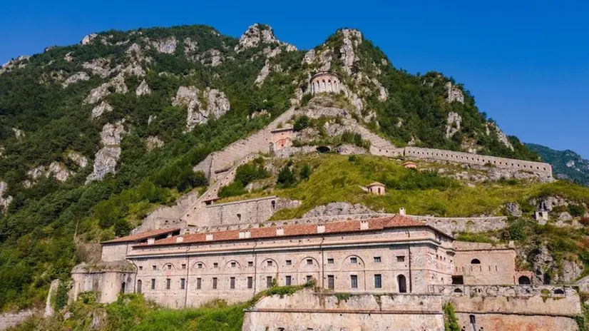 Affacciata sul lago d’Idro la splendida Rocca d’Anfo - © www.giornaledibrescia.it