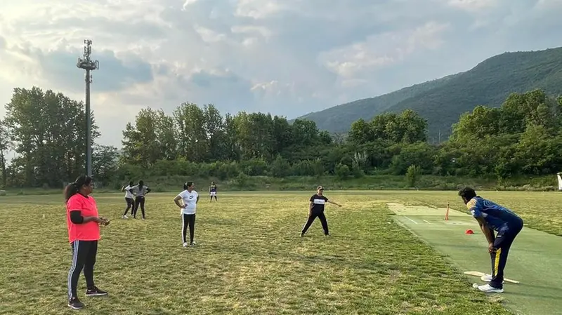 Le ragazze in campo durante un allenamento - © www.giornaledibrescia.it