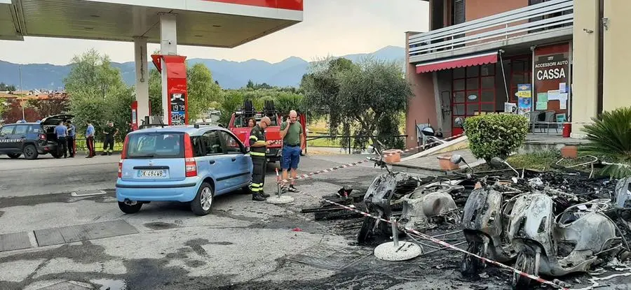 San Felice, incendio al noleggio di scooter: distrutti motorini e auto