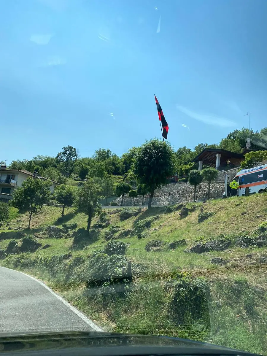 La bandiera del Milan a Serle che era stata scambiata per un paracadute