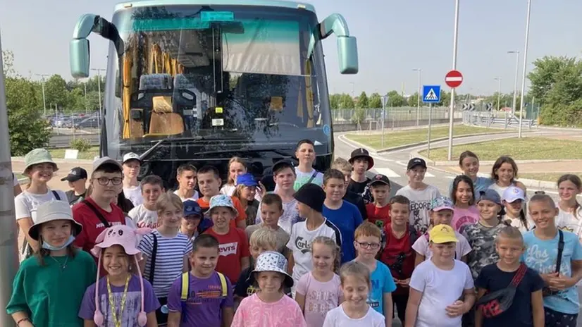 Un gruppo di bambini ucraini pronti a partire per il soggiorno a Cocca Veglie - © www.giornaledibrescia.it