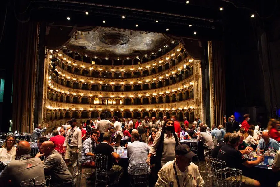 Mille Miglia 2022: il passaggio da Ferrara e la cena a teatro
