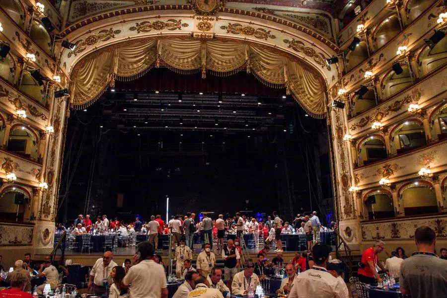 Mille Miglia 2022: il passaggio da Ferrara e la cena a teatro