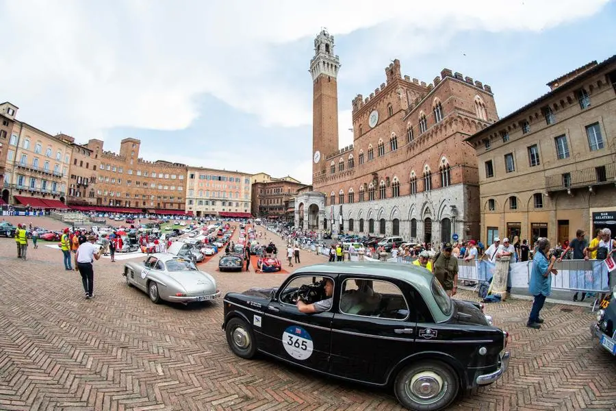 Mille Miglia 2022: il passaggio e la sosta a Siena