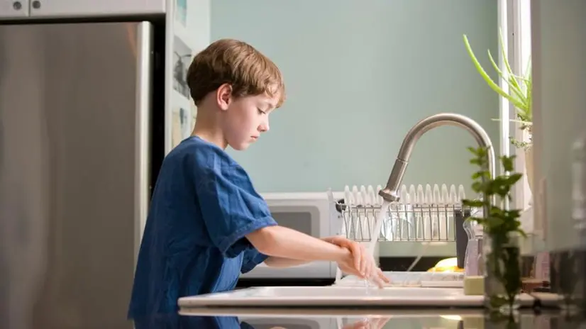 Ogni volta che ci stiamo insaponando le mani, radendo o lavando i denti, è sempre bene chiudere il rubinetto