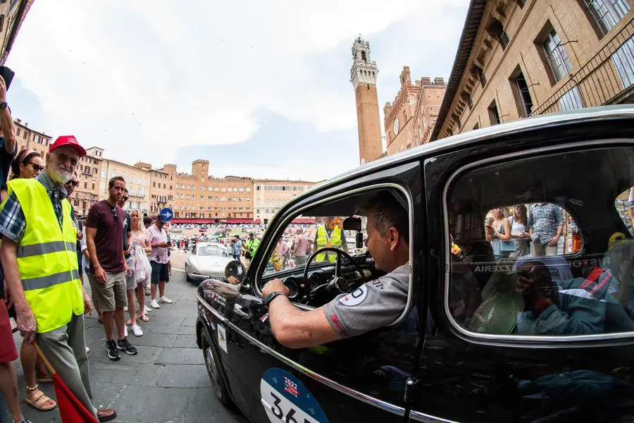 Mille Miglia 2022: il passaggio e la sosta a Siena