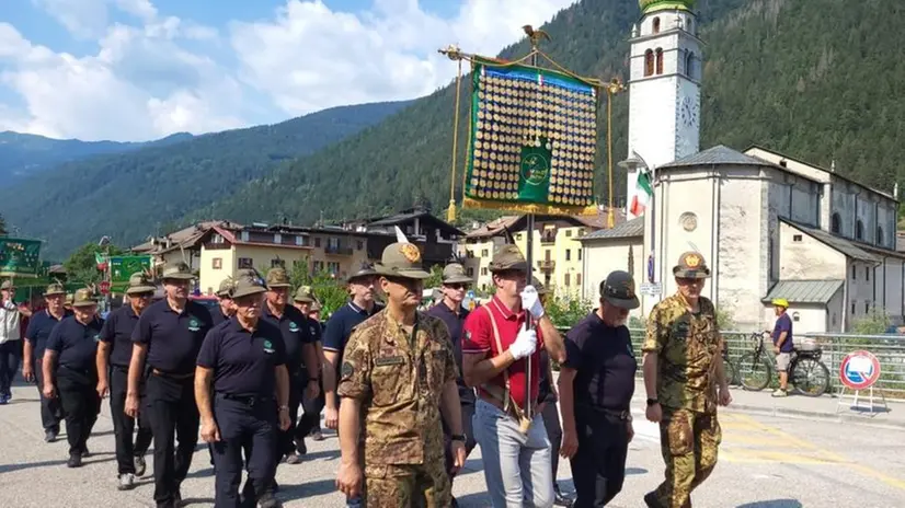 La lunga sfilata ha attraversato le vie centrali  di Spiazzo, in Trentino - © www.giornaledibrescia.it