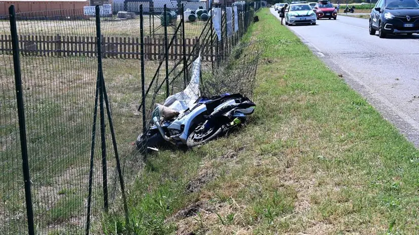 La moto del 27enne ha terminato la sua corsa contro una recinzione