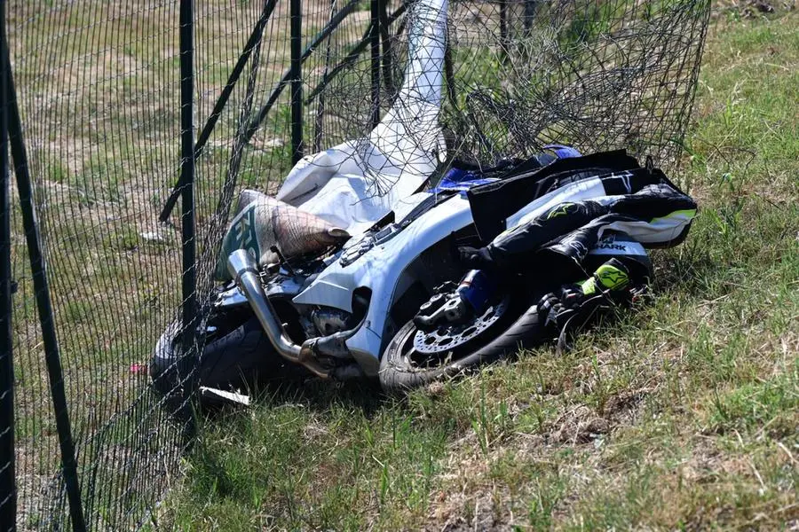 La moto del 27enne ha terminato la sua corsa contro una recinzione