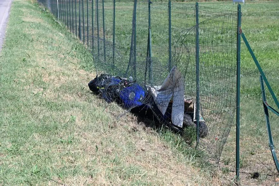 La moto del 27enne ha terminato la sua corsa contro una recinzione