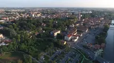 Uno screenshot da un cortometraggio Palashort 2015 - PLZ (Indipendenti) - Umberto Pagnoni ci mostra una città spettacolare, quasi resa pura forma geometrica, grazie all'uso preciso e perfetto del suo drone