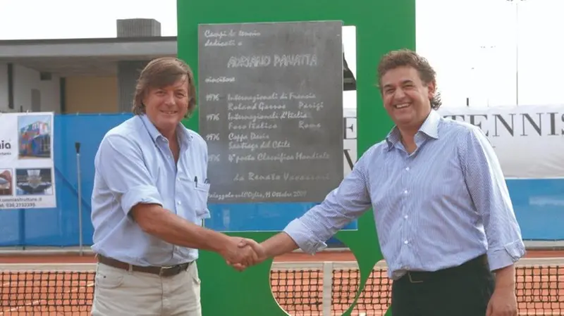 Stretta di mano: Adriano Panatta con Renato Vavassori - © www.giornaledibrescia.it