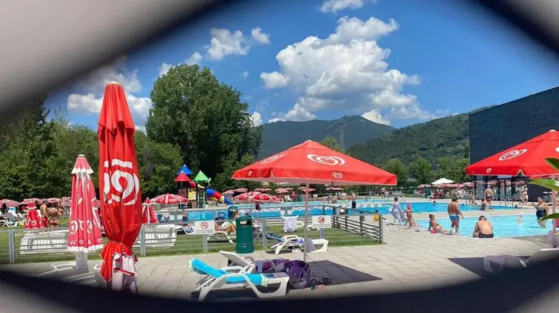 Uno scorcio del lido esterno della piscina comunale di Mompiano - © www.giornaledibrescia.it