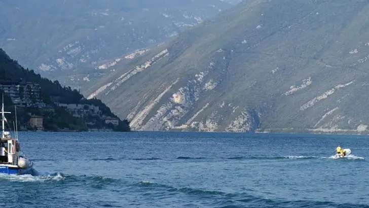 Le ricerche del 51enne scomparso venerdì nel lago di Garda continuano - © www.giornaledibrescia.it