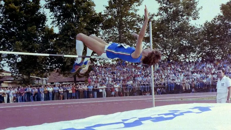 Il «magic moment» in cui Sara supera l’asticella a Brescia la sera del 4 agosto 1978