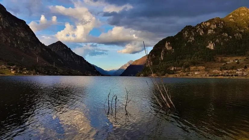 Il lago d'Idro -Foto Antonio Cravarezza © zoom.giornaledibrescia.it