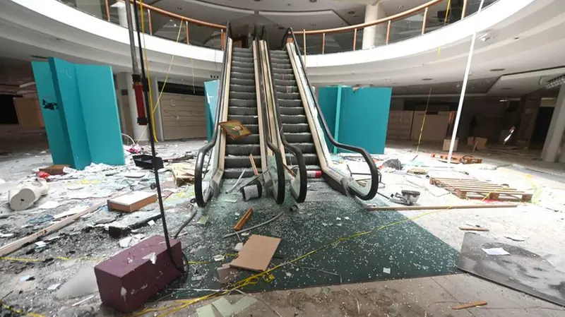 La celebre scala mobile devastata dai vandali - Foto Marco Ortogni/Neg © www.giornaledibrescia.it