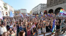 Il Brescia Pride in piazza Vittoria nel 2017 - Foto Marco Ortogni Neg © www.giornaledibrescia.it