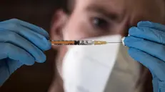 Un operatore sanitario prepara una dose di vaccino anti-Covid - Foto Ansa © www.giornaledibrescia.it
