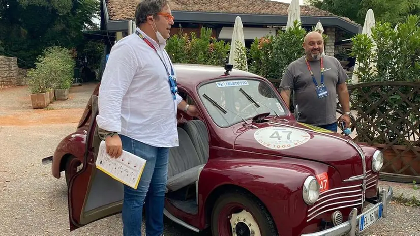 Gabriele Strada e Dennis Pesci con la Renault 4 cavalli del 1948 - © www.giornaledibrescia.it