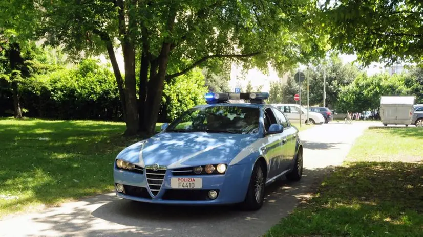 La Polizia di pattuglia al parco Gallo - © www.giornaledibrescia.it