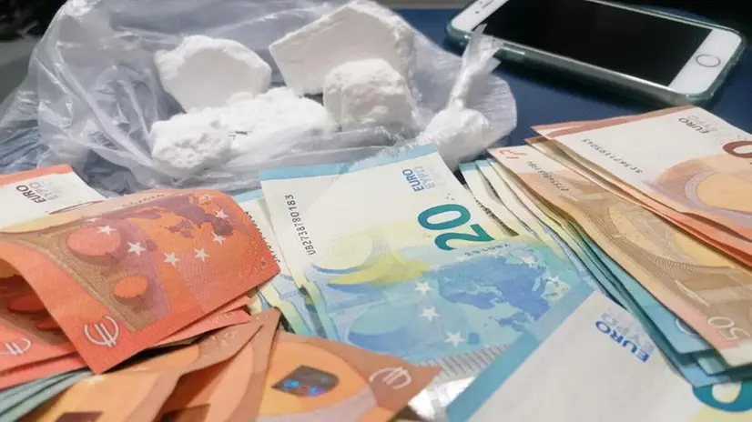 Cocaina e contanti sequestrati a uno spacciatore - © www.giornaledibrescia.it