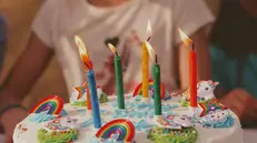 Torta e candeline: la festa di compleanno di un bimbo
