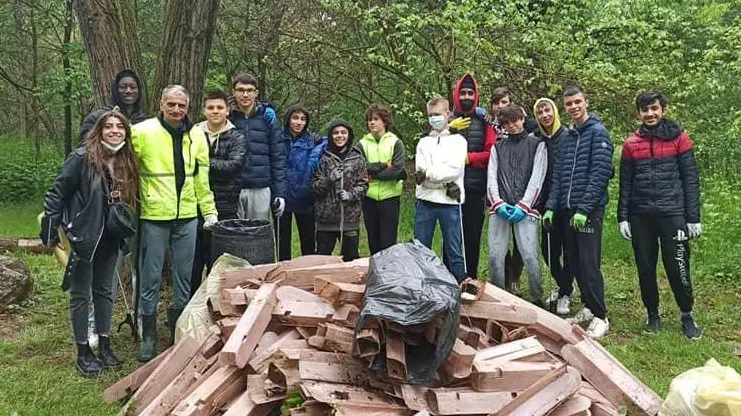 Gli studenti del progetto «Cacciatori di microplastiche» - © www.giornaledibrescia.it