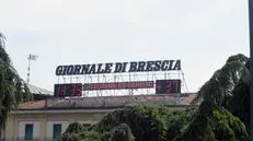Il led del Giornale di Brescia con le temperature in piazzale Repubblica (foto d'archivio) - Foto Giovanni Benini Neg © www.giornaledibrescia.it