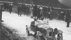 Giuseppe Campari durante la Mille Miglia del 1928 - © www.giornaledibrescia.it