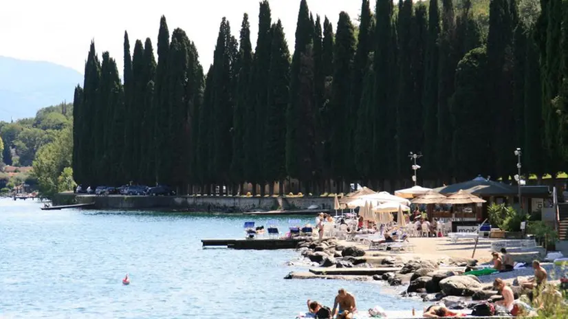 La spiaggia di Salò in cui è stato ritrovato l'ordigno - Foto © www.giornaledibrescia.it