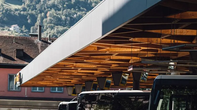 Autobus in una stazione (foto generica)