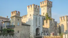 Il ponte del Castello di Sirmione in centro storico - © www.giornaledibrescia.it