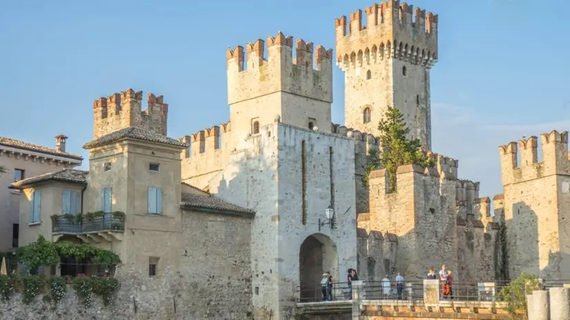 Il ponte del Castello di Sirmione in centro storico - © www.giornaledibrescia.it