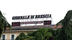Il termometro di piazza Repubblica - Foto Marco Ortogni/Neg © www.giornaledibrescia.it