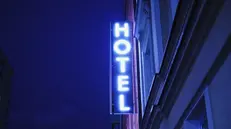 L'insegna di un hotel, emblema del turismo