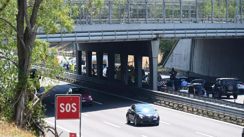 Tamponamento e soccorsi in autostrada sotto il viadotto di Buffalora - Foto Marco Ortogni/Neg © www.giornaledibrescia.it
