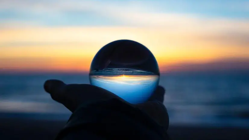 Una sfera con il mare riflesso