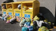 I sacchi abbandonati attorno ai contenitori degli abiti usati - © www.giornaledibrescia.it