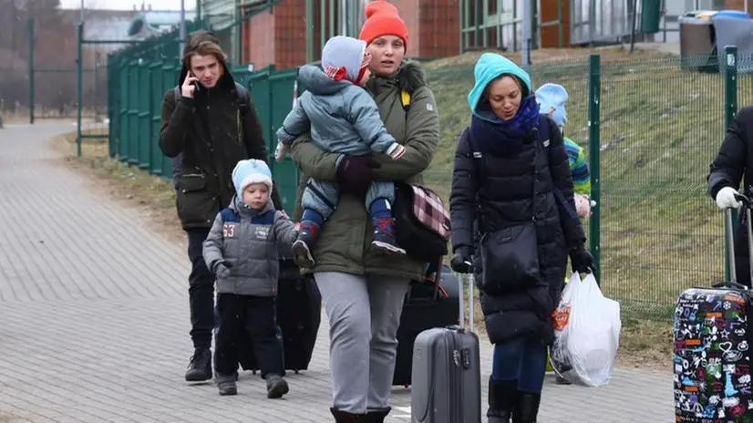 Persone in fuga dall'Ucraina nel marzo del 2022 - Foto Epa © www.giornaledibrescia.it