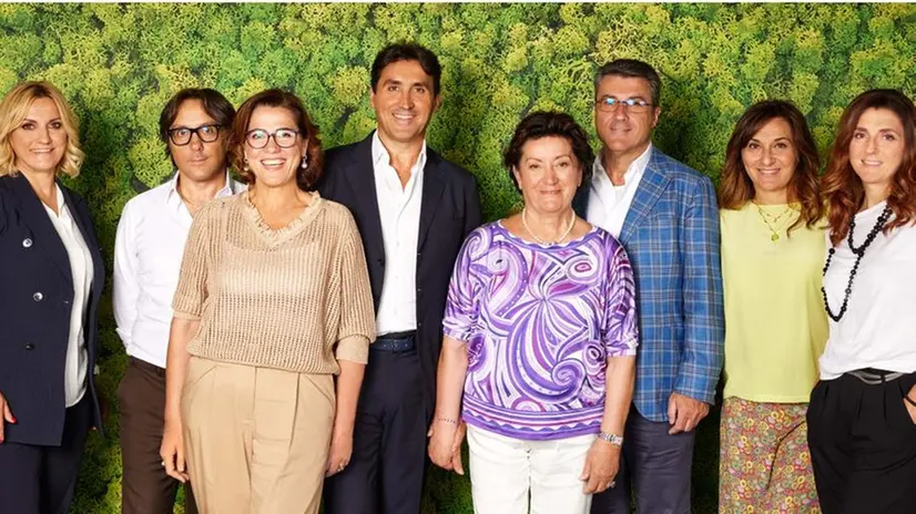 La famiglia Niboli: da sinistra Roberta, Ilario, Marilena, Orlando, mamma Margherita, Andrea, Valeria e Federica